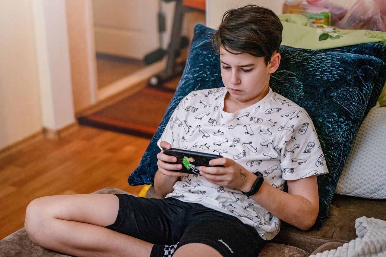 “Meu filho não sai do celular” – Adolescentes e tecnologia